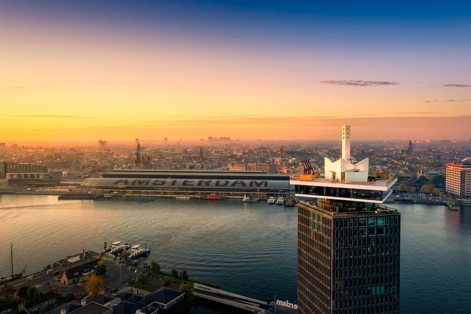 A'DAM Lookout के साथ घूमने वाले रेस्तरां Moon में लंच या डिनर