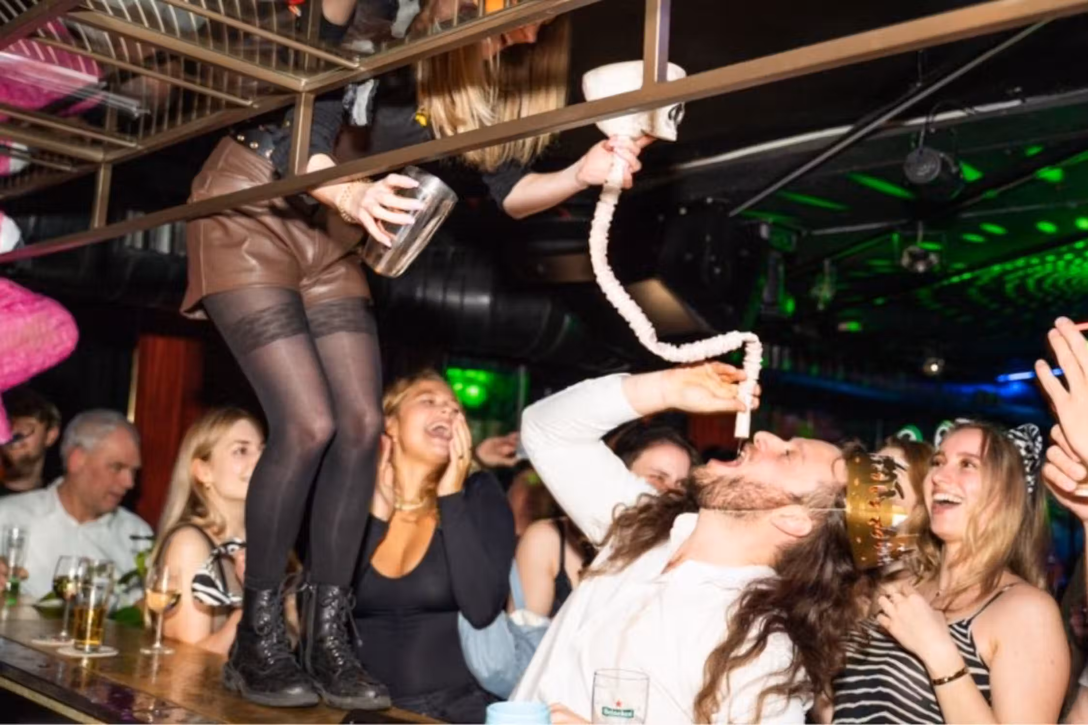 Vöröslámpás negyed kocsmatúra korlátlan mennyiségű felesttel